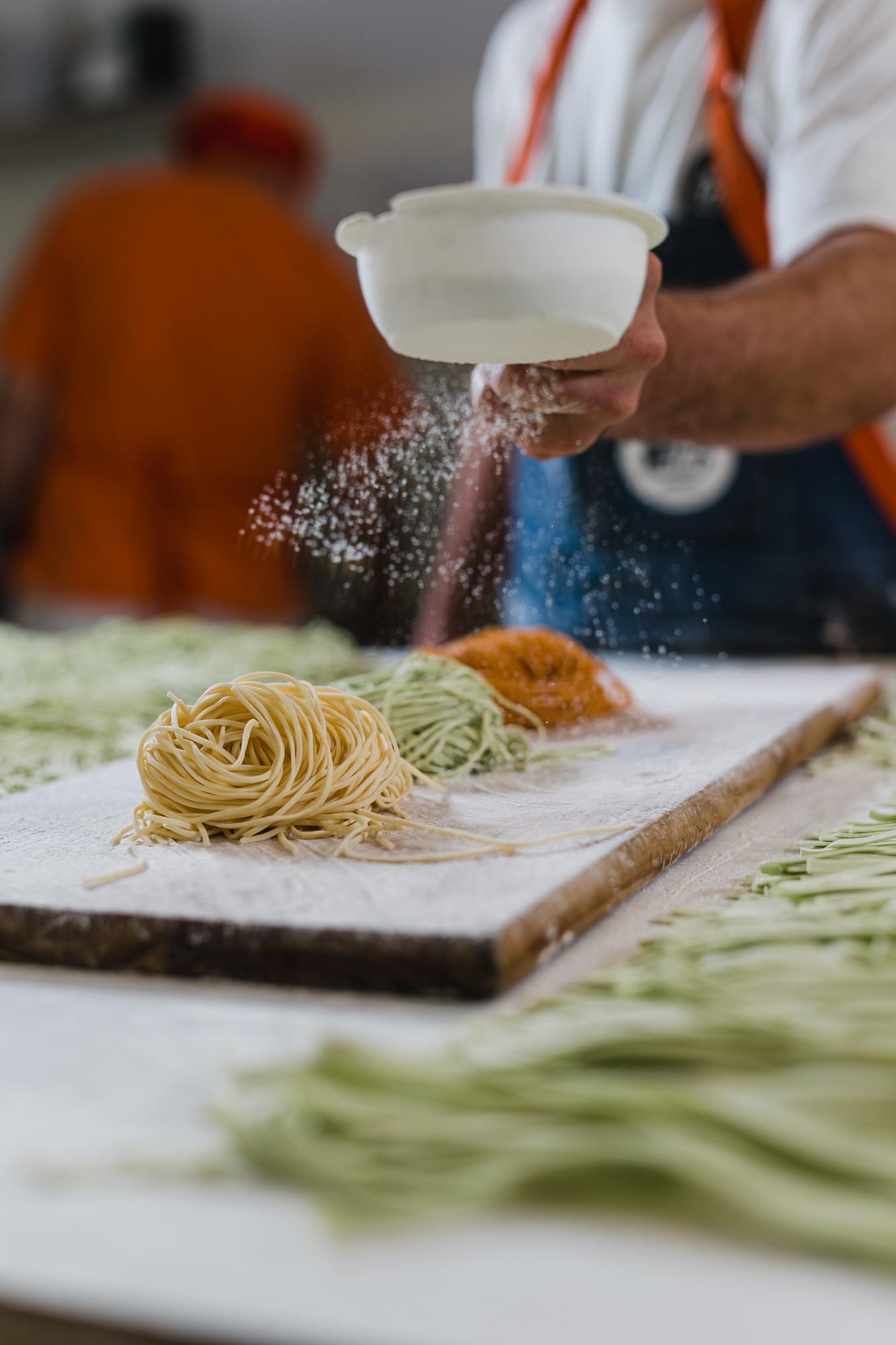 Chef prepara una pasta fresca su banco di cucina
